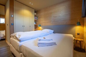 3 bedrooms, laptop workspace, bed sheets