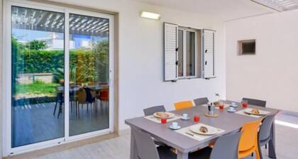 Ibiscus-Iblee, holiday home with garden 100 mt from the sea