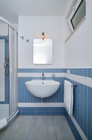 Dusj, hårføner, bidé og håndklær
