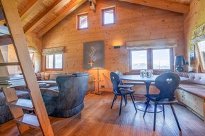 Basic-alpehytte | Opholdsområde | Tv, pejs