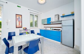 Réfrigérateur, un four, surface de cuisson, bouilloire électrique