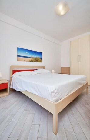 2 bedrooms, iron/ironing board, free WiFi, bed sheets - Xanto, holiday home with terrace 100 mt from the sea (Marina di Ragusa)