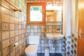 Basic Apartment | Bathroom | Towels, soap, shampoo, toilet paper