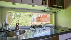 Departamento básico | Cocina privada | Refrigerador, microondas, parrilla de estufa y utensilios de cocina 