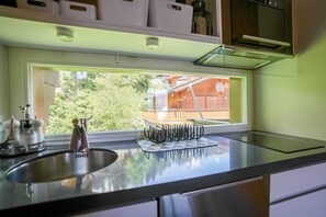 Refrigerador, microondas, placa de cocina, utensilios de cocina