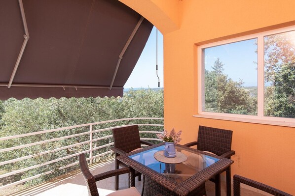Outdoor dining - Beautiful 2-Bedroom Apartment Nera in Lovište on Pelješac peninsula (Loviste)