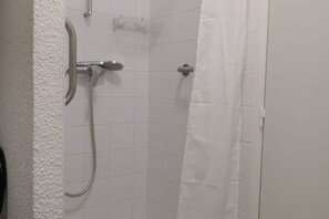 Dusch, hårtork, handdukar och tvål