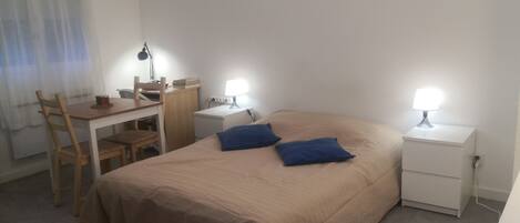 1 Schlafzimmer, Schreibtisch, Bügeleisen/Bügelbrett, Reisekinderbett