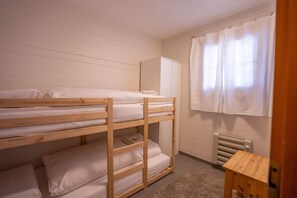 Apartamento básico | 2 quartos, espaço de trabalho para notebook, roupa de cama