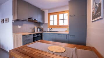 Basic Apartment | Private kitchen | Cookware/dishes/utensils