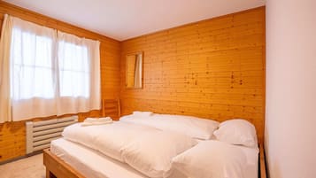 2 bedrooms, laptop workspace, bed sheets