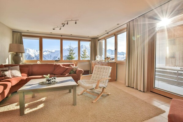 Basic Apartment | Living area | TV - Topas 7 (Bettmeralp)