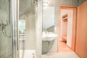 Appartamento Basic | Bagno | Doccia, asciugamani, sapone, shampoo