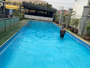Outdoor pool - Aotel Hotels & Suites (Ojota) (Lagos)