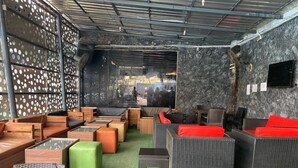 3 bars/lounges