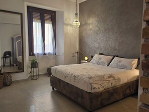 1 bedroom, iron/ironing board, travel cot, WiFi - In the heart of the city, near the sea, the Port and the Railway Station... (Civitavecchia)