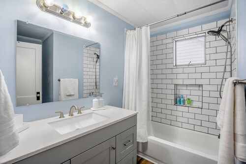 BoHo by the Beach: Charming 2-bedroom apartment in the heart of Port Clinton