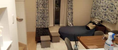 Double Room, City View | Living area