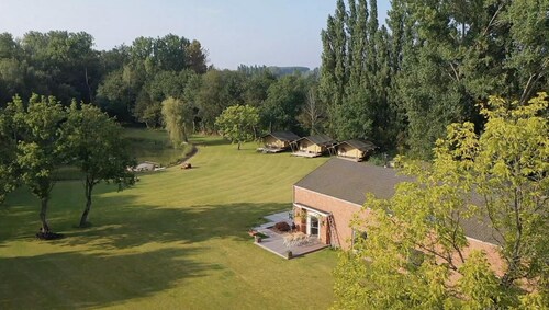 Rustic vacation home in oasis of green