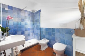 Dusj, hårføner, bidé og håndklær