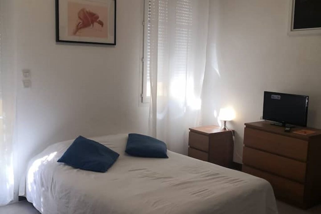 Een bureau, een strijkplank/strijkijzer, reisbedje, gratis wifi