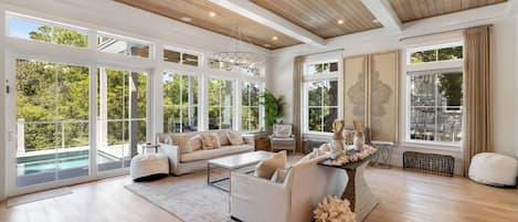 Smart TV, chimenea, oficina