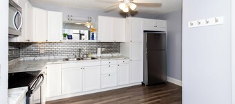 Upgraded Downtown Sandusky Apartment - Sleeps 5!