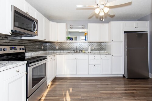 Upgraded Downtown Sandusky Apartment - Sleeps 5!