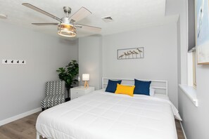 1 bedroom, desk, free WiFi, bed sheets - NEW! Remodeled & Upgraded Vacation Apartment (Sandusky)