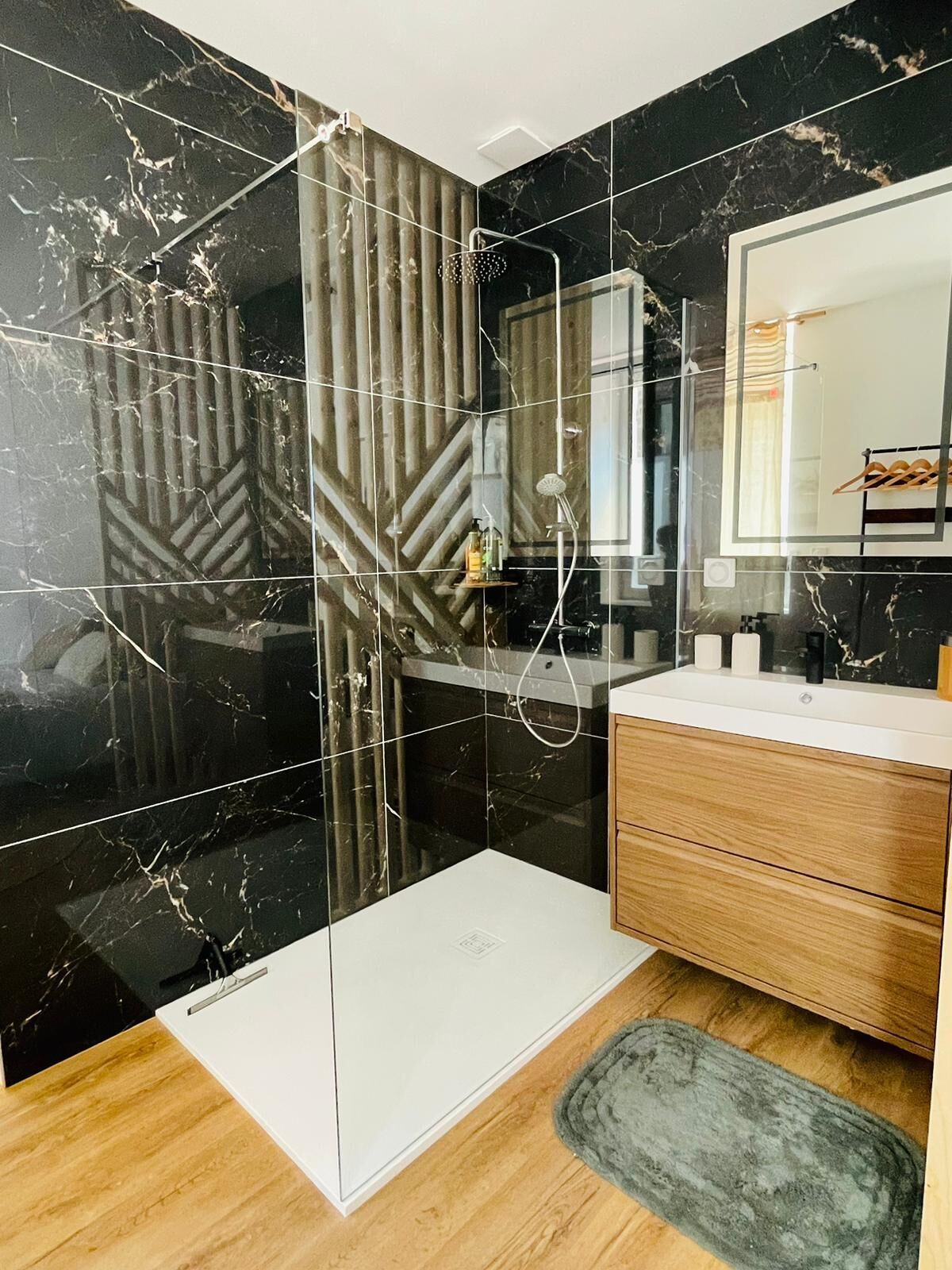 Hårføner, håndklær, såpe og toalettpapir