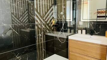 Sèche-cheveux, serviettes fournies, savon, papier toilette