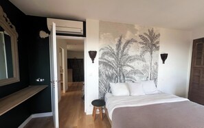 3 soverom, skrivebord, strykejern/-brett og reiseseng for barn