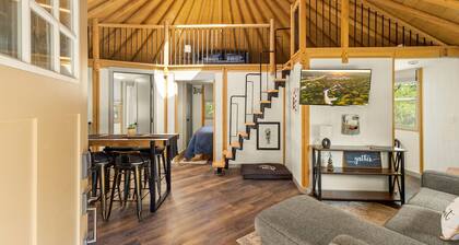 Voyager Yurt Cabin Luxe Glamping w Private Hot Tub