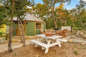Outdoor dining - Voyager Yurt Cabin Luxe Glamping w Private Hot Tub (Canyon Lake)