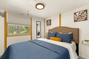 2 bedrooms, iron/ironing board, travel cot, WiFi - Voyager Yurt Cabin Luxe Glamping w Private Hot Tub (Canyon Lake)