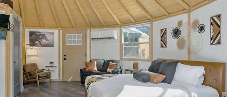 3 makuuhuonetta, silitysrauta/-lauta, vauvan matkasänky, Wi-Fi