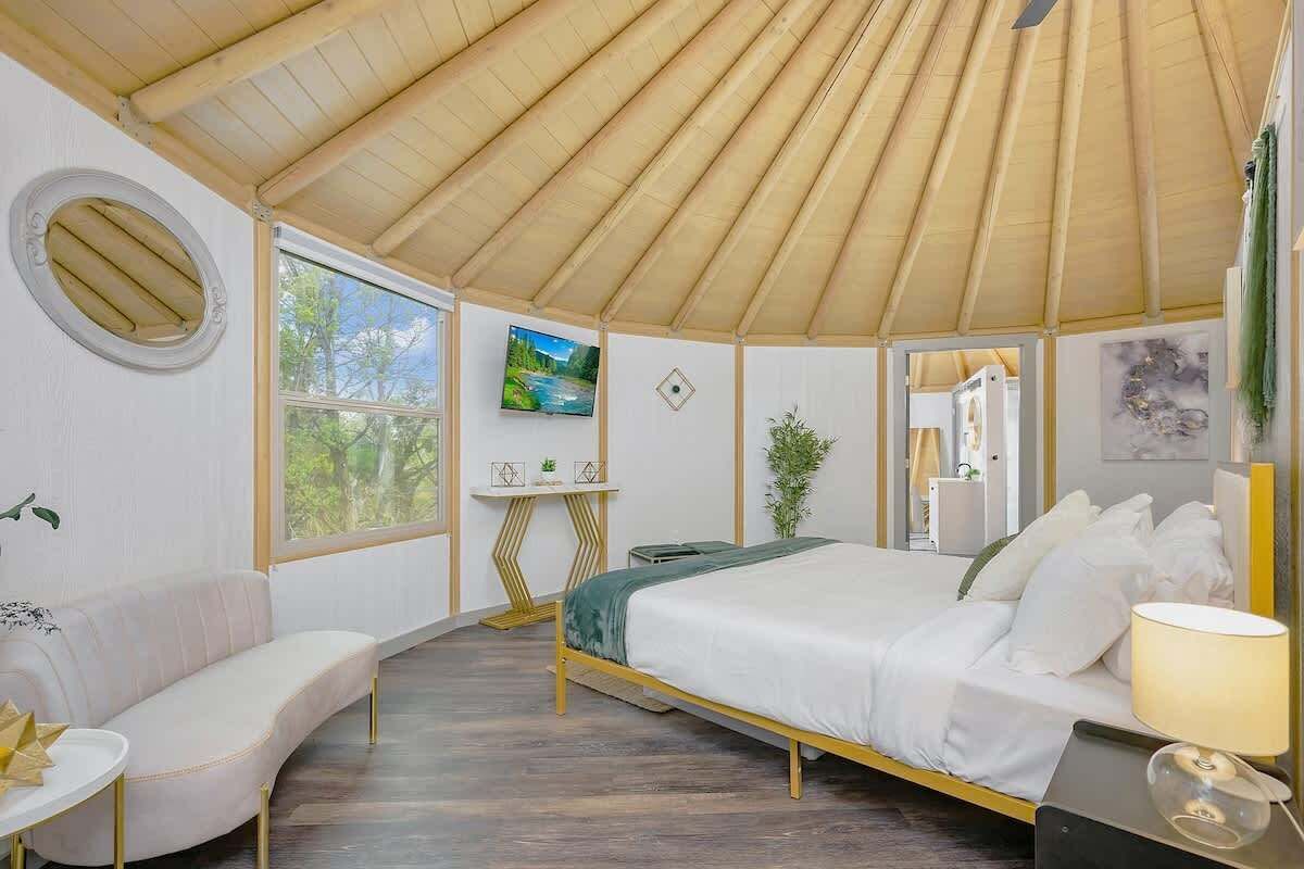 Tabla de planchar con plancha, wifi y ropa de cama 