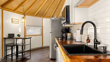 Kaffetrakter/tekoker, kjøleskap, mikrobølgeovn og ovn