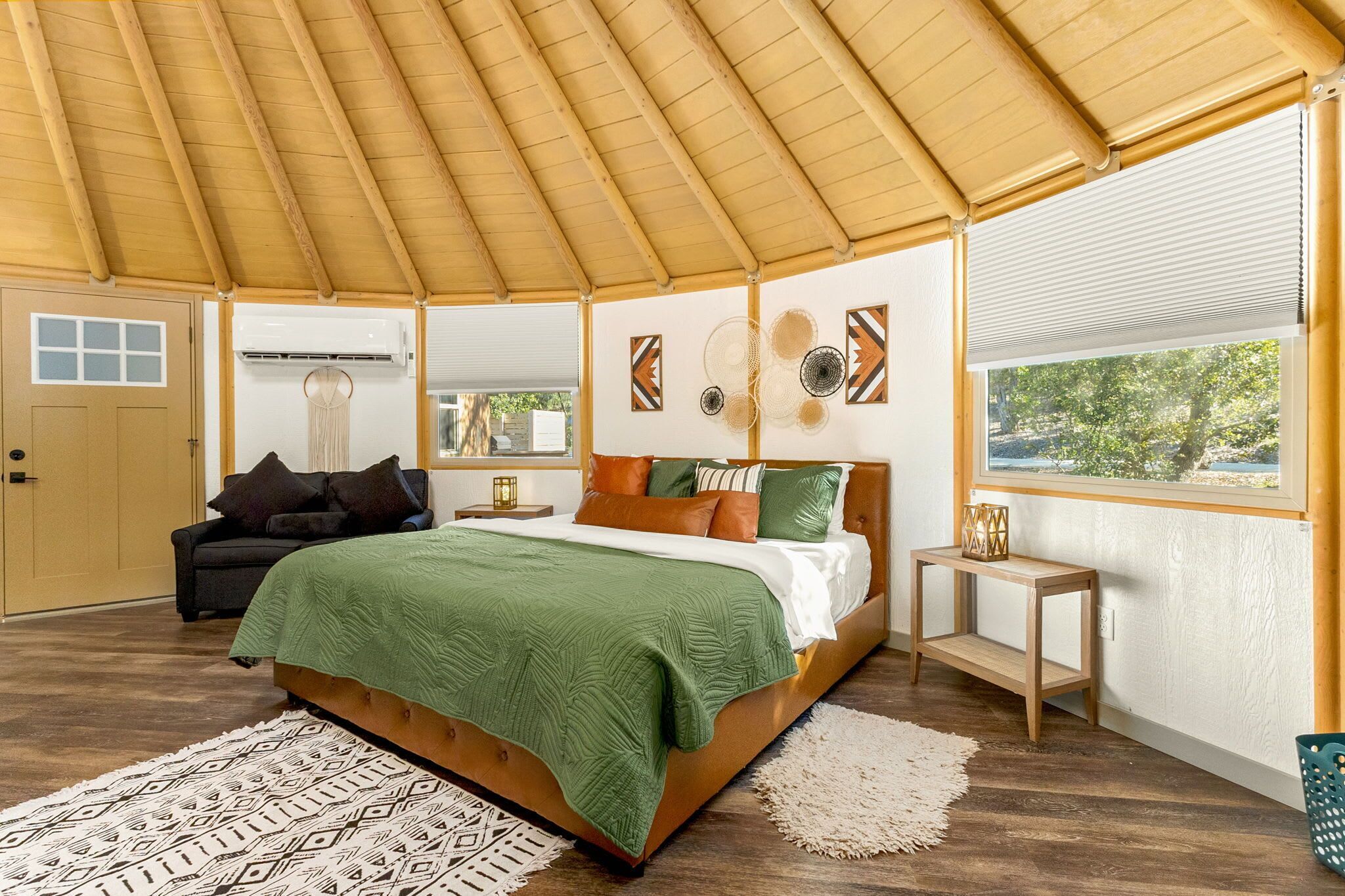 Iron/ironing board, travel crib, WiFi, bed sheets