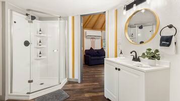 Ducha, secador de pelo, toallas