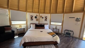 Tabla de planchar con plancha, cuna de viaje, wifi y ropa de cama