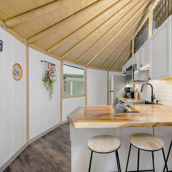 Fridge, microwave, stovetop, dishwasher