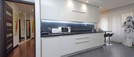 Réfrigérateur, micro-ondes, four, plaque de cuisson