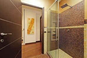 Dusche, Haartrockner, Bidet, Handtücher