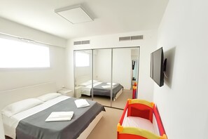5 chambres, bureau, fer et planche à repasser, lit parapluie