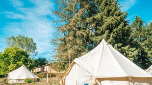 Un camping con varias tiendas de campaña, incluyendo una con el rótulo "LODGING" y un cartel con el número "2".