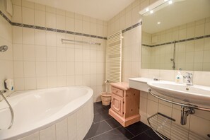 Leilighet – basic (Casa Andrea 217) | Bad | Hårføner, håndklær, såpe og sjampo