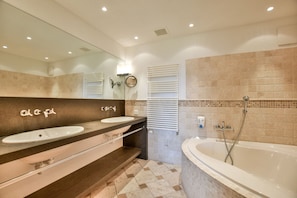 Apartamento básico | Banheiro | Secador de cabelo, toalhas de banho, sabonete, shampoo