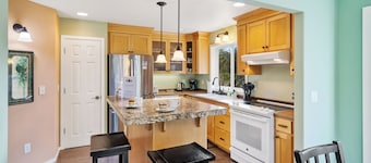 Caddy Corner MCA#1122-EV Charger, Golf Course Lake views, 2 blocks to beach.