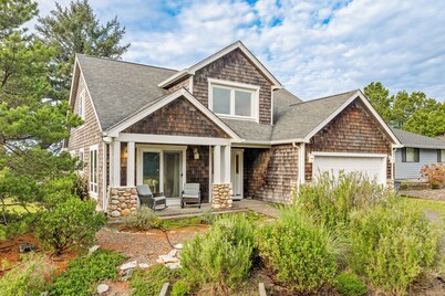 Caddy Corner MCA#1122-EV Charger, Golf Course Lake views, 2 blocks to beach.